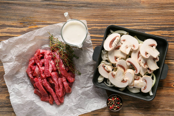 Інгредієнти для яловичини Строганофф з грибами на столі
 - Фото, зображення