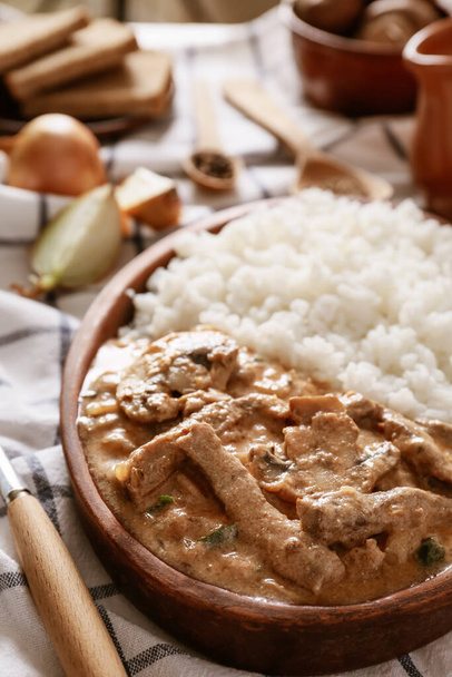 Prato com stroganoff carne saborosa e arroz na mesa, close-up
 - Foto, Imagem