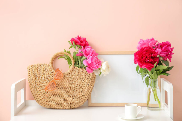 Lindas flores de peônia com saco e xícara de café na mesa no quarto
 - Foto, Imagem