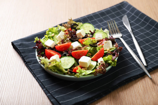 Prato com salada grega saborosa na mesa. Receita de salada
 - Foto, Imagem