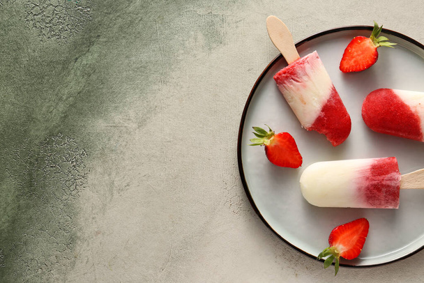 Placa com saboroso sorvete de morango no fundo claro
 - Foto, Imagem