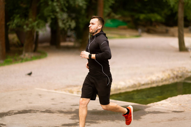 公園を走るジョギングの男の肖像画 - 写真・画像
