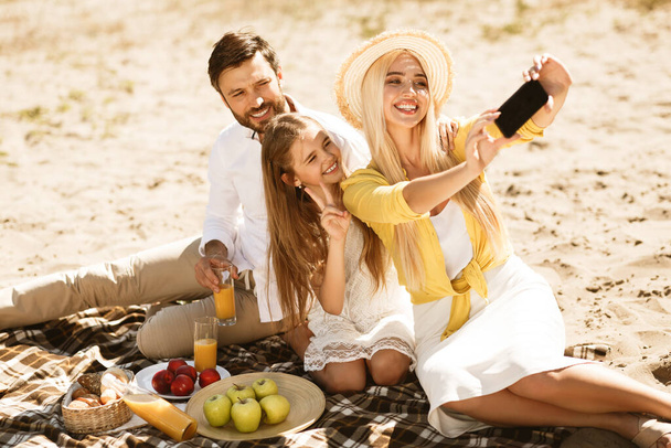 Család három alkotó Selfie piknik közben ül a szabadban - Fotó, kép