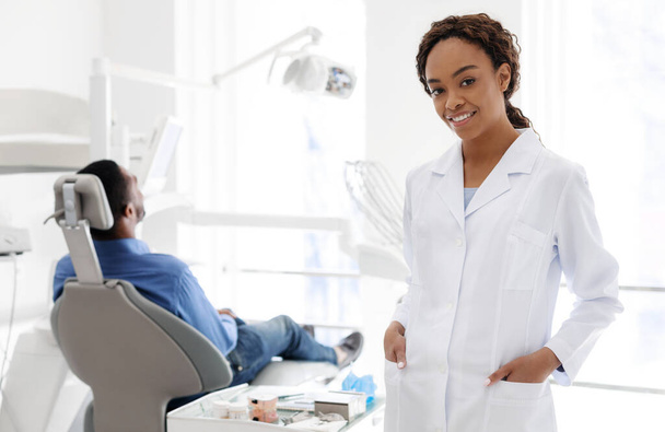 Jolie femme dentiste africaine en clinique dentaire
 - Photo, image