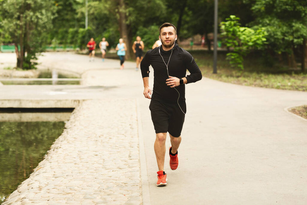 Portrait de jogging gars courir dans le parc moderne
 - Photo, image