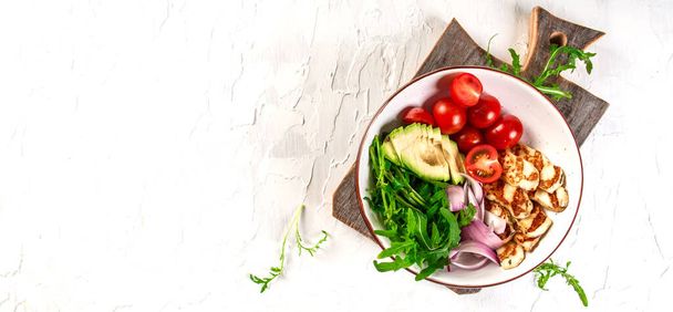 Groene veganistische salade van groene bladeren mix en groenten. Bovenaanzicht op tafel. Gezond eten, ketogeen dieet, dieet lunch concept. Keto Paleo dieet menu. Bovenaanzicht, overhead, banner. - Foto, afbeelding