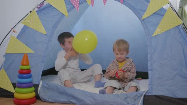 игра дома, привлекательные счастливые мальчики весело с воздушными шарами, сидя в
 - Кадры, видео