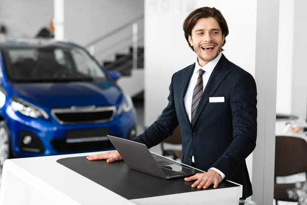 Verkaufsleiter posiert in Luxus-Autohaus-Büro - Foto, Bild