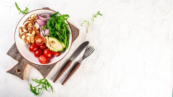 Zöld vegán saláta zöld levelekből keverék és zöldség. Felülnézet az asztalon. Egészséges ételek, ketogén étrend, diétás ebéd koncepció. Keto Paleo diétás menü. Felülnézet, felülnézet, felirat. - Fotó, kép