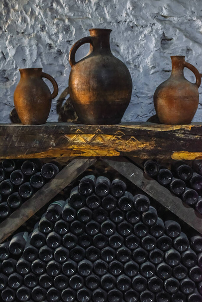 Antigua colección de vinos y botellas de vino polvorientas en una bodega subterránea
 - Foto, imagen