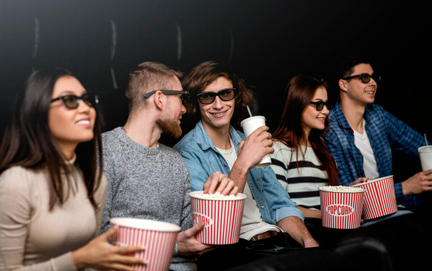 Ευτυχισμένοι φίλοι σε 3D πρεμιέρα ταινίας στον κινηματογράφο - Φωτογραφία, εικόνα