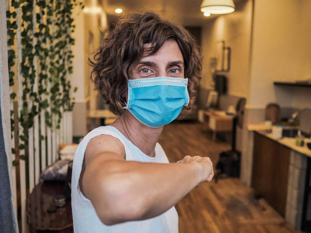 žena v ochranné masce, koronavirové pandemii a karanténě - Fotografie, Obrázek