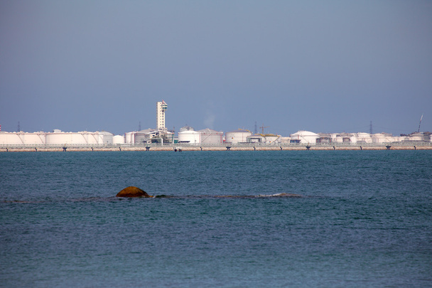 Port industriel avec réservoirs de pétrole et de produits chimiques
 - Photo, image