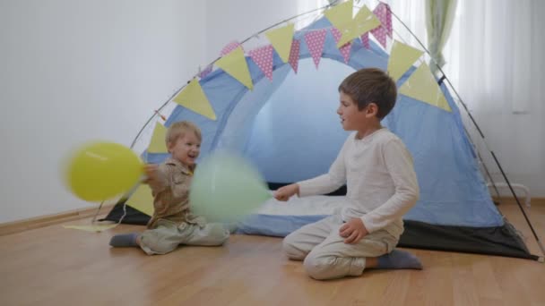 Familienfreizeit, schöne gesunde Brüder haben Spaß beim Luftballonspielen - Filmmaterial, Video