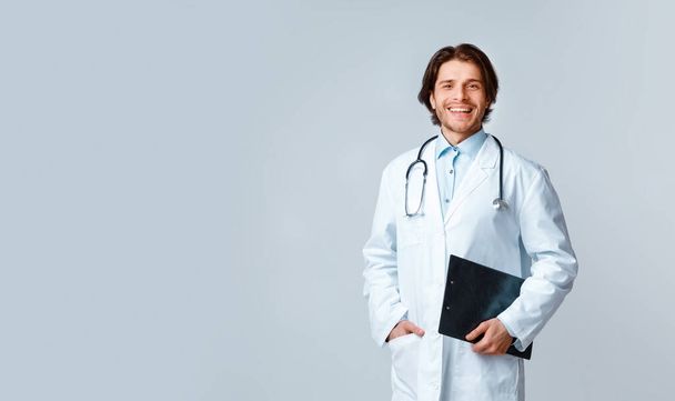 Assistenza sanitaria medica. Ritratto di medico di sesso maschile fiducioso con stetoscopio e appunti
 - Foto, immagini