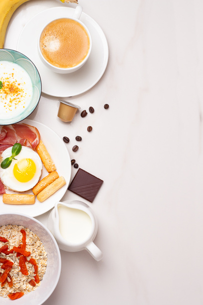 diferentes pratos de pequeno-almoço com café, frutas, abacate e carne close-up
 - Foto, Imagem