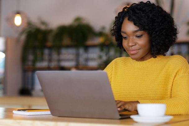 Női vállalkozó csevegés ügyfelekkel, laptop használata a kávézóban - Fotó, kép