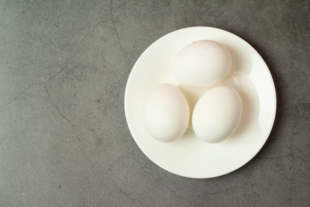 eggs in a white  bowl - Foto, afbeelding