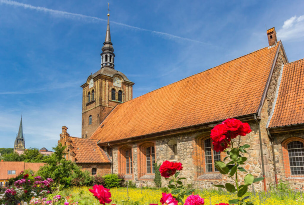 Λουλούδια μπροστά από την εκκλησία Johannis στο Flensburg, Γερμανία - Φωτογραφία, εικόνα