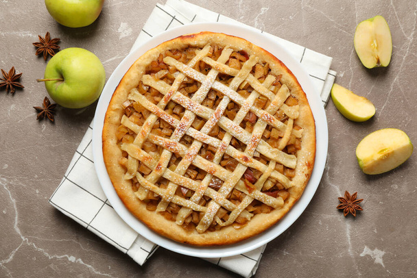 Composición con pastel de manzana e ingredientes sobre fondo gris, vista superior
 - Foto, imagen