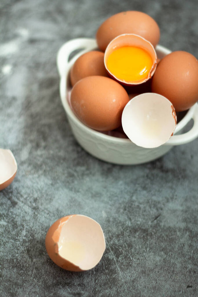 яйця на сірому фоні крупним планом
 - Фото, зображення