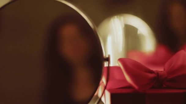 赤豪華なギフトボックスとぼやけた鏡の反射のブルネットの女性、人々と休日 - 映像、動画