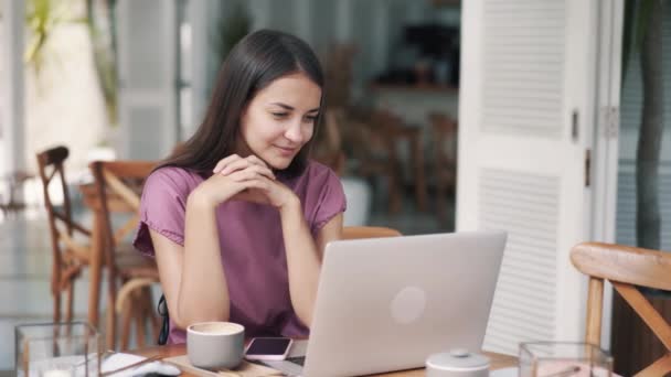 Портрет красивої дівчини в кафе розмовляє на відеозв'язку через веб-камеру ноутбука
 - Кадри, відео