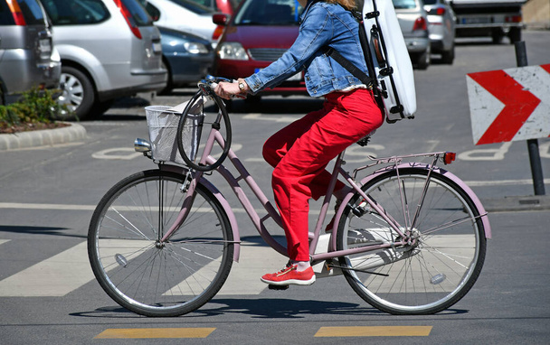 Γυναίκα με ποδήλατο στο δρόμο της πόλης - Φωτογραφία, εικόνα