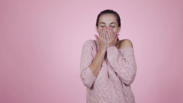 Happy woman rejoices something, smiles, claps hands isolated on pink background - Filmagem, Vídeo