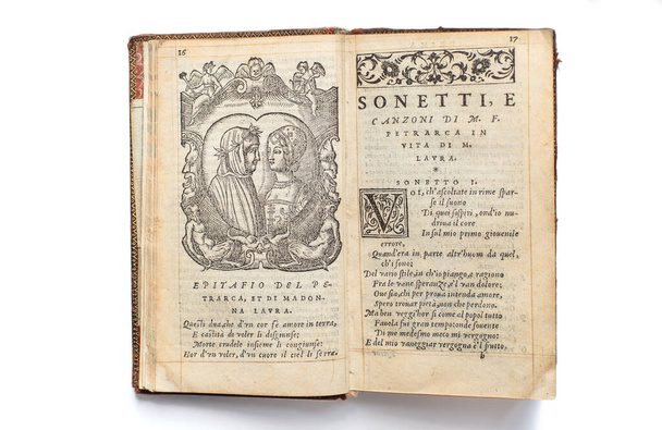 Retrato de Petrarca e Laura com um epitáfio na gravura dos anos 1551. Estudioso, poeta e humanista italiano
 - Foto, Imagem
