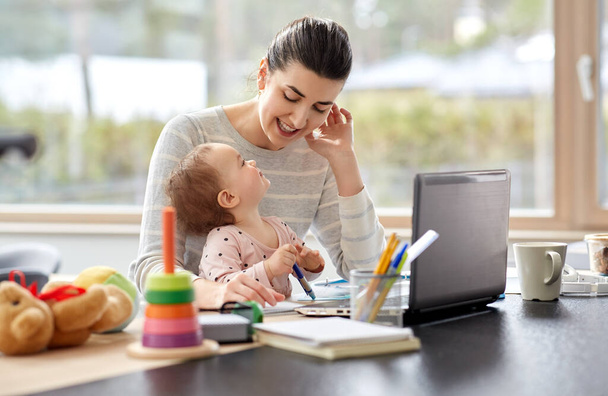 happy mother with baby working at home office - Zdjęcie, obraz