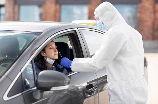 healthcare worker making coronavirus test at car - Fotografie, Obrázek