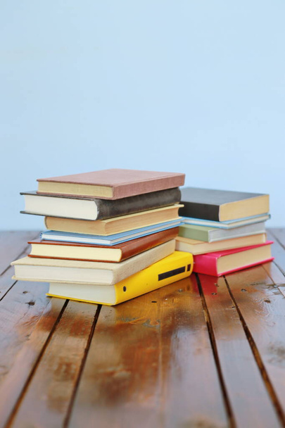 libros sobre un fondo de madera
 - Foto, Imagen