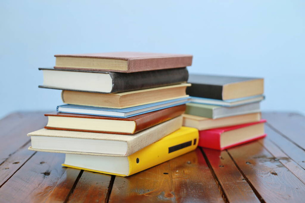 livros sobre um fundo de madeira
 - Foto, Imagem