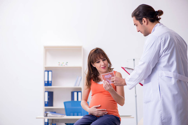 Hamile kadın, erkek doktor jinekoloğu ziyaret ediyor. - Fotoğraf, Görsel