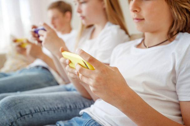 Teenagers playing a game on the phone. - Foto, Imagen