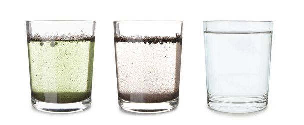 Glazen met schoon en vuil water op witte ondergrond - Foto, afbeelding