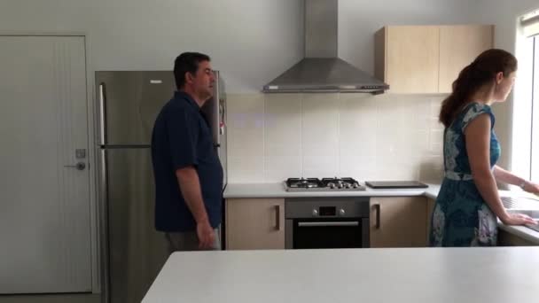 Ženatý pár, manžel a manželka, hádka v kuchyni. - Záběry, video