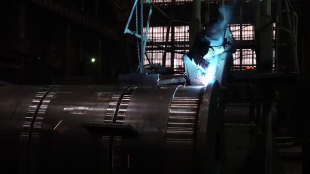 Trabajos metalúrgicos de soldadura en una fábrica - Metraje, vídeo