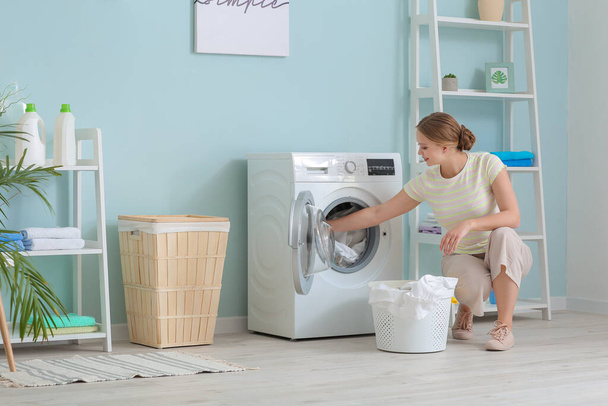 fiatal nő csinál mosoda otthon - Fotó, kép
