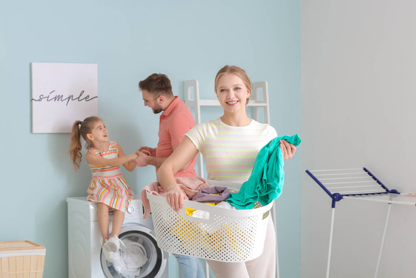 Семья стирает дома
 - Фото, изображение