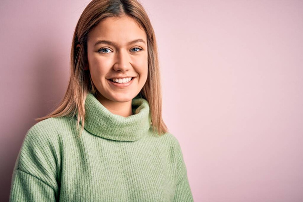 Young beautiful blonde woman wearing winter wool sweater over pink isolated background with a happy and cool smile on face. Lucky person. - Φωτογραφία, εικόνα