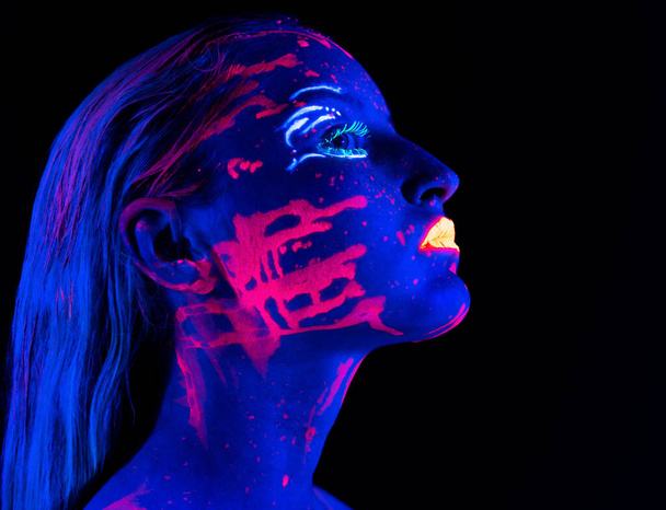 Afbeelding van vrouw in profiel met heldere make-up in neon - Foto, afbeelding