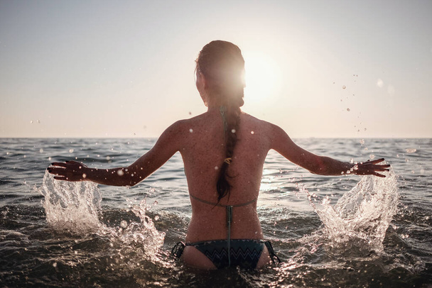 Linda menina modelo emocional fazendo respingo no mar e rindo. Mulher bonita Garota quente desfrutando as ondas do oceano. Férias tropicais
 - Foto, Imagem