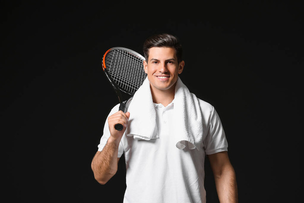 Sportovní mužský tenista na tmavém pozadí - Fotografie, Obrázek