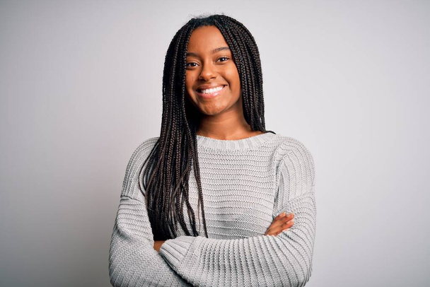 Fiatal afro-amerikai nő áll alkalmi és hűvös szürke elszigetelt háttér boldog arc mosolyog keresztbe karok nézi a kamerát. Pozitív személy. - Fotó, kép