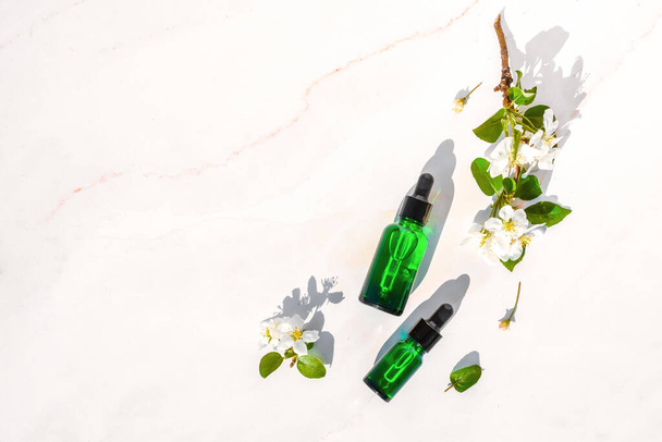 Serum with herbal extracts for skincare. Flat Lay minimalism - Foto, afbeelding