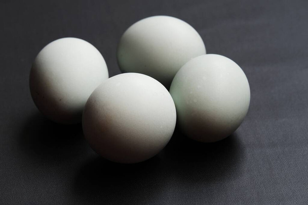 Solené kachní vejce na černém izolovaném pozadí - Fotografie, Obrázek