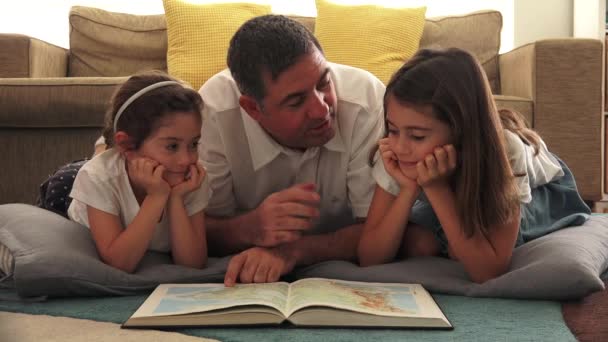Πατέρας διδάσκει κόρες στο σπίτι. Αληθινοί άνθρωποι. Αντιγραφή χώρου - Πλάνα, βίντεο