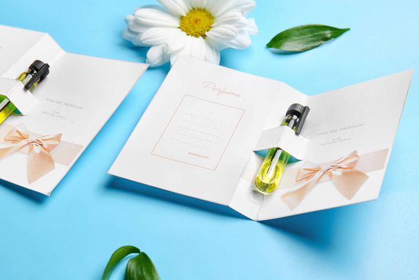 Perfume samples on color background - Fotoğraf, Görsel